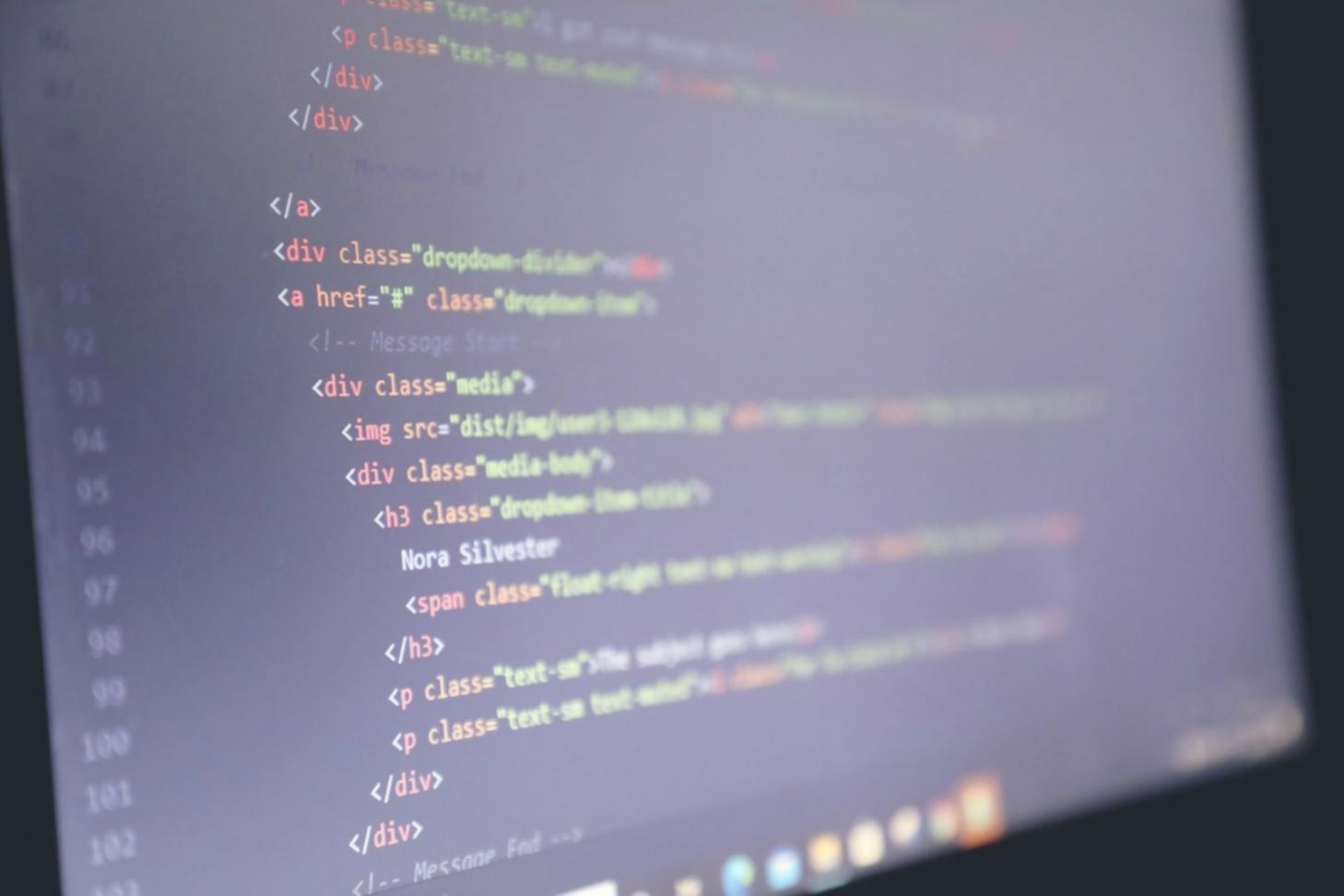 受講生がコーディングする様子